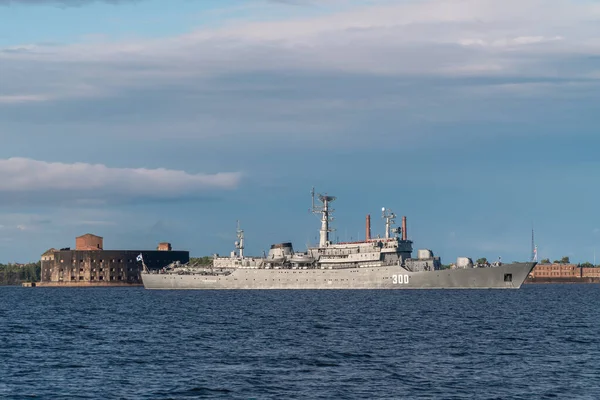 ロシアだ クロンシュタット スモルニー訓練船はフォート アレクサンダー1とピーター1の近くに停泊している — ストック写真