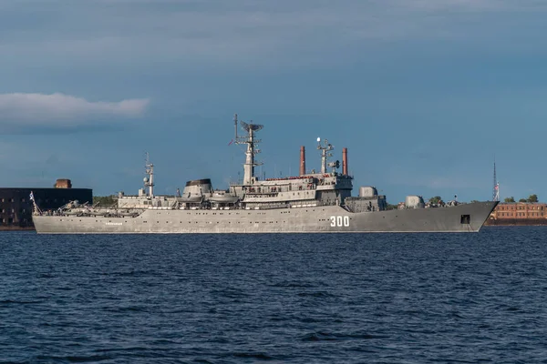 ロシアだ クロンシュタット スモルニー訓練船はフォート アレクサンダー1とピーター1の近くに停泊している — ストック写真