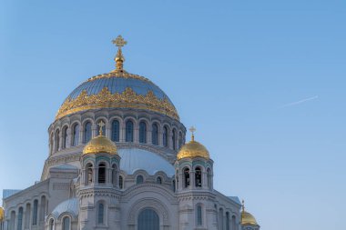 Sabah şafaktan önce Nikolsky Deniz Katedrali 'nin yaz manzarası.