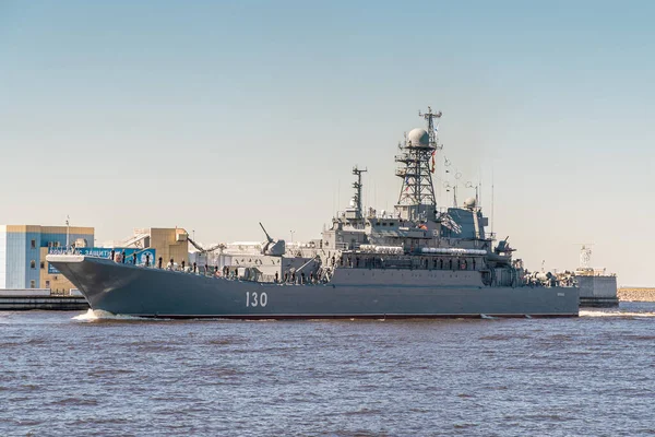 Um grande navio de desembarque Korolev do projeto 775 passa perto de Kronstadt durante um ensaio do desfile naval. Julho 17, 2020 . — Fotografia de Stock