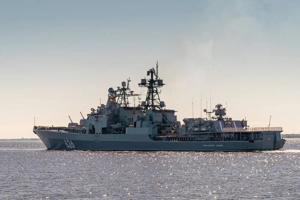 Большой противолодочный корабль вице-адмирала Кулакова проекта 1155 проходит под Кронштадтом во время репетиции военно-морского парада.17, 2020. — стоковое фото