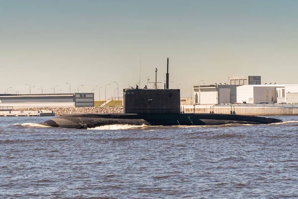El proyecto de submarino diesel 877 Black hole pasa cerca de Kronstadt durante el ensayo del desfile naval. julio 17, 2020 . — Foto de Stock