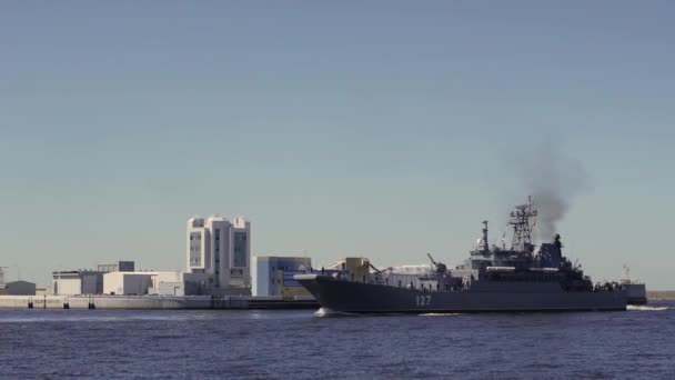 Россия Кронштадт Большой Десантный Корабль Минск Проекта 775 Проходит Кронштадтом — стоковое видео