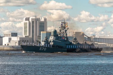 - Rusya. Kronshtadt. Küçük roket gemisi Passat, Donanma geçit töreni sırasında Kronstadt yakınlarında 1234.1 geçidi projesini yürütüyor. 26 Temmuz 2020.