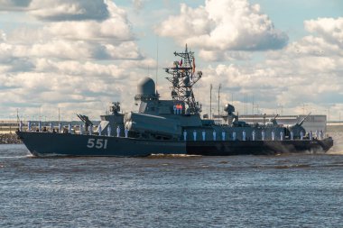 - Rusya. Kronshtadt. Küçük roket gemisi Liven, Donanma geçit töreni sırasında Kronstadt yakınlarında 1234.1 geçidi tasarladı. 26 Temmuz 2020.