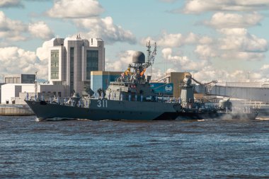 - Rusya. Kronshtadt. Donanma geçit töreni sırasında Kronstadt yakınlarında 1331 M geçidi olan küçük bir anti-denizaltı gemisi Kazanets projesi. 26 Temmuz 2020