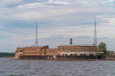 Peter Kalesi, Kronstadt 'ın güney kıyısında yer alan bir tarih ve mimari anıtı..
