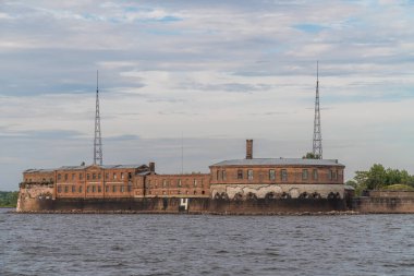 Peter Kalesi, Kronstadt 'ın güney kıyısında yer alan bir tarih ve mimari anıtı..