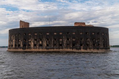 Alexander Kalesi, Kronstadt 'ın güney bankasının çimenliği boyunca yer alan XVIII yüzyılın bir tarihi ve mimarisi anıtı..