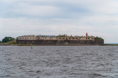 Kronshlot Kalesi, Kronshtadt 'ın güney bankasının çimenliği boyunca yer alan XVIII yüzyılın tarihi ve mimarisinin bir anıtı..
