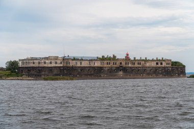 Kronshlot Kalesi, Kronshtadt 'ın güney bankasının çimenliği boyunca yer alan XVIII yüzyılın tarihi ve mimarisinin bir anıtı..