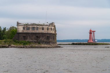 Kronshlot Kalesi, Kronshtadt 'ın güney bankasının çimenliği boyunca yer alan XVIII yüzyılın tarihi ve mimarisinin bir anıtı..