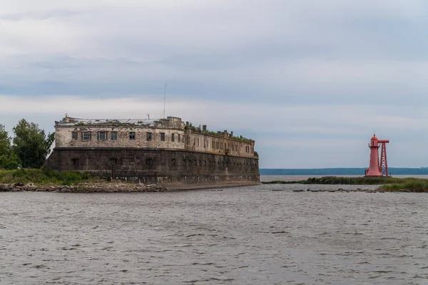 Kronshlot Fort-un monumento de la historia y la arquitectura del siglo XVIII, situado a lo largo de la calle de la orilla sur de Kronshtadt. —  Fotos de Stock