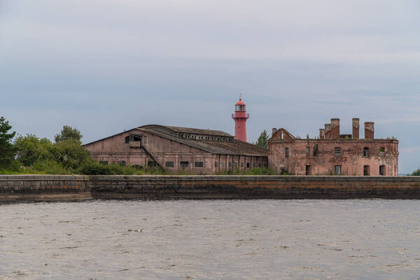 Kronshlot Fort-a monument of history and architecture of the XVIII century, located along the fairway of the southern Bank of Kronshtadt.