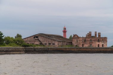 - Rusya. Saint-Petersburg 'da. Kronshlot Kalesi, Kronshtadt 'ın güney bankasının çimenliği boyunca yer alan XVIII yüzyılın tarihi ve mimarisinin bir anıtı..