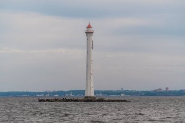 - Rusya. Saint-Petersburg 'da. Eski seyir kuşağı feneri, Kronstadt 'ın güney tarafındaki çim yolu boyunca yer alıyor..