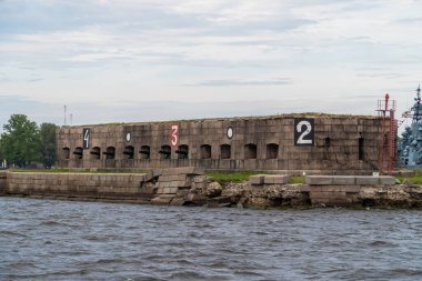- Rusya. Saint-Petersburg 'da. Batarya Prensi Menshikov - XVIII. Yüzyılın tarihi ve mimarisinin bir anıtı, Kronstadt 'ın güney savunma duvarında yer alıyor..