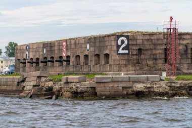 - Rusya. Saint-Petersburg 'da. Batarya Prensi Menshikov - XVIII. Yüzyılın tarihi ve mimarisinin bir anıtı, Kronstadt 'ın güney savunma duvarında yer alıyor..