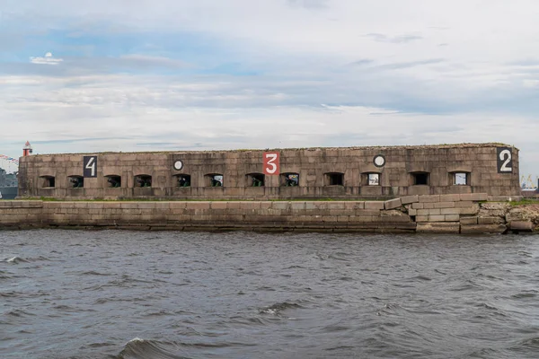 - Rusya. Saint-Petersburg 'da. Batarya Prensi Menshikov - XVIII. Yüzyılın tarihi ve mimarisinin bir anıtı, Kronstadt 'ın güney savunma duvarında yer alıyor..