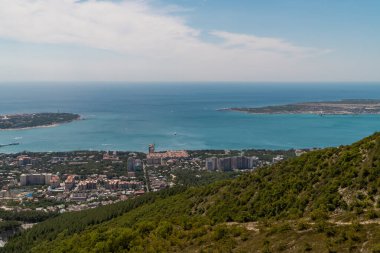 - Rusya. Krasnodar bölgesi. Yazın Markhotsky tepesinden Gelendzhik Körfezi manzarası.