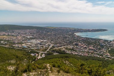 - Rusya. Krasnodar bölgesi. Yazın Markhotsky tepesinden Gelendzhik Körfezi manzarası.