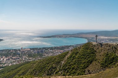 - Rusya. Krasnodar bölgesi. Yazın Markhotsky tepesinden Gelendzhik Körfezi manzarası.