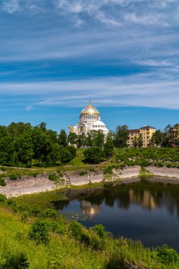 Kronstadt 'taki yaz bahçesinden Aziz Niklas Deniz Katedrali' nin yaz manzarası.