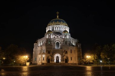 - Rusya. Saint Petersburg, Kronshtadtsky bölgesi. Eylül gecesi Kronstadt 'taki St. Nicholas Donanma Katedrali' nin manzarası.