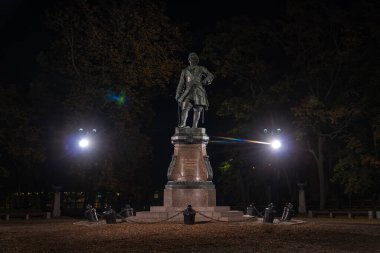 - Rusya. Kronshtadt. Petrovsky Park 'taki Büyük Peter anıtının sonbahar gecesi fotoğrafı..