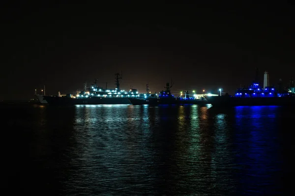 ロシアだ クロンシュタット 軍艦の夜景は ウストスリングショットの壁にあるクロンシュタット港に係留されている — ストック写真