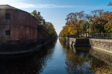 Kronstadt baypas kanalının resimli sonbahar görüntüsü.