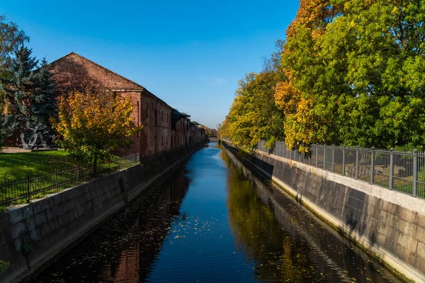 Malerische Herbstansichten des Kronstädter Umgehungskanals. — Stockfoto