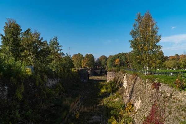 Malerische Herbstansichten des historischen Petrovsky-Docks in Kronstadt. — Stockfoto