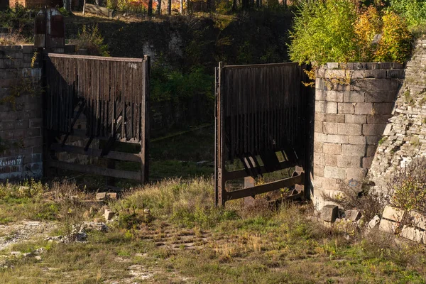 Vistas pitorescas do outono da histórica doca Petrovsky em Kronstadt. — Fotografia de Stock