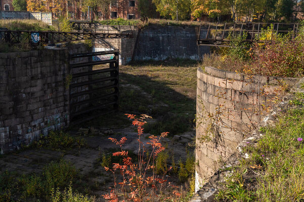 Живописный осенний вид на исторический Петровский док в Кронштадте.