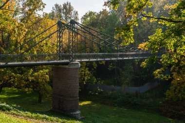 - Rusya. Kronshtadt. Makarovsky köprüsünü Petrovsky rıhtımına asıyor..