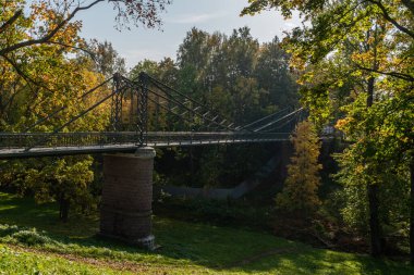 - Rusya. Kronshtadt. Makarovsky köprüsünü Petrovsky rıhtımına asıyor..
