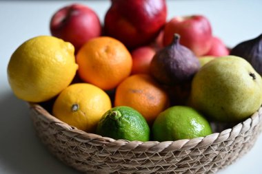 Nar, incir, elma ve narenciye karışımı. Yemek kitapları, yemek tarifleri bölümleri ve beslenme ve sağlıklı beslenmeyle ilgili editoryal içerik için mükemmel illüstrasyon.