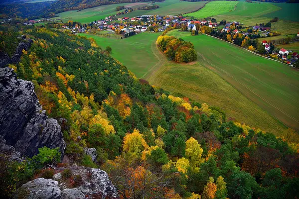 Dağlar ve ormanlar içinde Schsische Schweiz-Osterzgebirge Saksonya, Doğu Germany.A popüler turizm ve turizm alanı serbest durumda. Elbe Kumtaşı Dağları