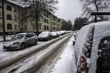 Arabalar kentsel alanda Berlin'de Kışın kar düşüyor