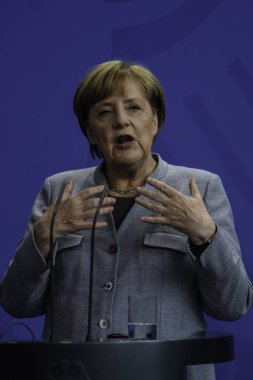 Berlin, Almanya - 15 Eylül 2017: Fransa Başbakanı Edouard Phillipe ziyareti sırasında Berlin basın toplantısında