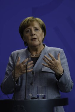 Berlin, Almanya - 15 Eylül 2017: Fransa Başbakanı Edouard Phillipe ziyareti sırasında Berlin basın toplantısında