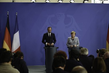 Berlin, Almanya - 15 Eylül 2017: Fransa Başbakanı Edouard Federal Chancellery basın toplantısı sırasında Almanya Başbakanı Angela Merkel tanışmak Phillipe Berlin ziyareti sırasında