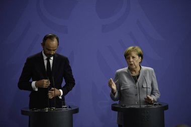 Berlin, Almanya - 15 Eylül 2017: Fransa Başbakanı Edouard Federal Chancellery basın toplantısı sırasında Almanya Başbakanı Angela Merkel tanışmak Phillipe Berlin ziyareti sırasında