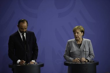 Berlin, Almanya - 15 Eylül 2017: Fransa Başbakanı Edouard Federal Chancellery basın toplantısı sırasında Almanya Başbakanı Angela Merkel tanışmak Phillipe Berlin ziyareti sırasında