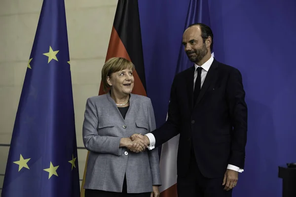 Berlin, Almanya - 15 Eylül 2017: Fransa Başbakanı Edouard Federal Chancellery basın toplantısı sırasında Almanya Başbakanı Angela Merkel tanışmak Phillipe Berlin ziyareti sırasında