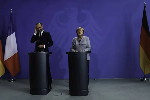 Berlin, Almanya - 15 Eylül 2017: Fransa Başbakanı Edouard Federal Chancellery basın toplantısı sırasında Almanya Başbakanı Angela Merkel tanışmak Phillipe Berlin ziyareti sırasında