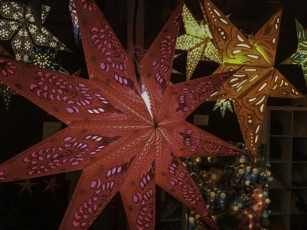 Pazarda colouful Chistmas yıldız ışıkları asmak