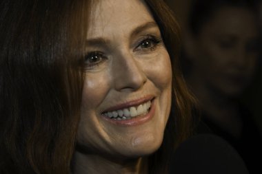 Berlin, Almanya - 05 Ekim 2017: ABD'li oyuncu Julianne Moore zafer olay, Berlin, Almanya tarafından Florale katılır