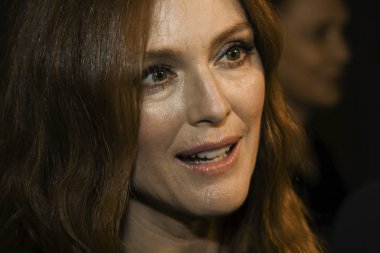 Berlin, Almanya - 05 Ekim 2017: ABD'li oyuncu Julianne Moore zafer olay, Berlin, Almanya tarafından Florale katılır